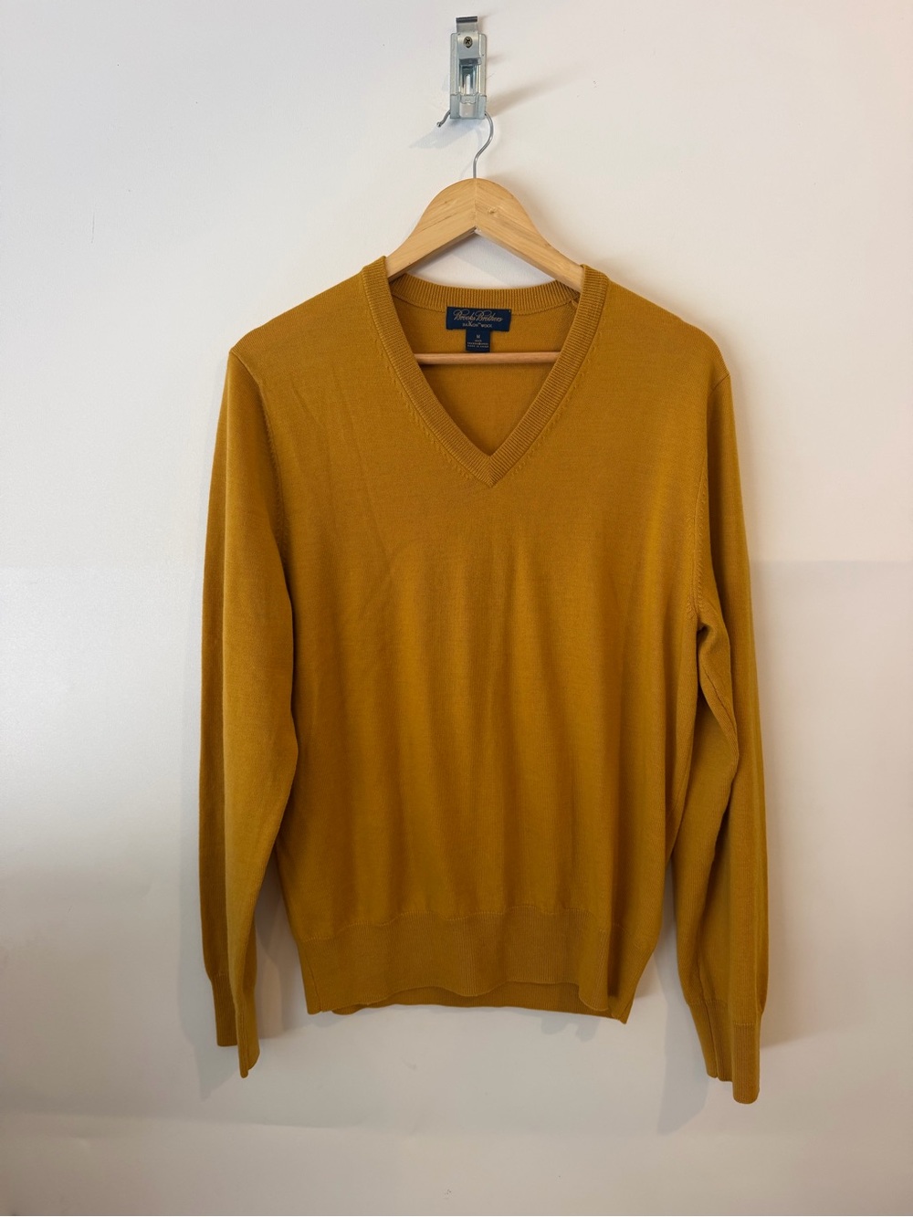 Brooks Brothers Saxxon Wool Sweater Men's Medium V-Neck Pullover in Mustard